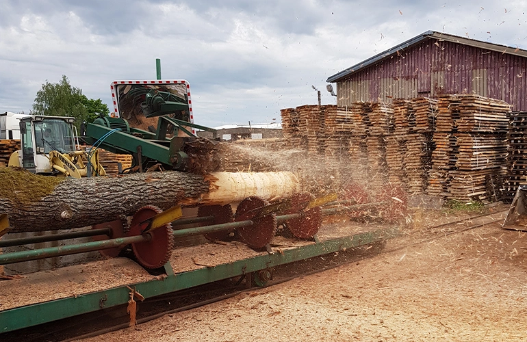 wycinanie z drewna na maszynie